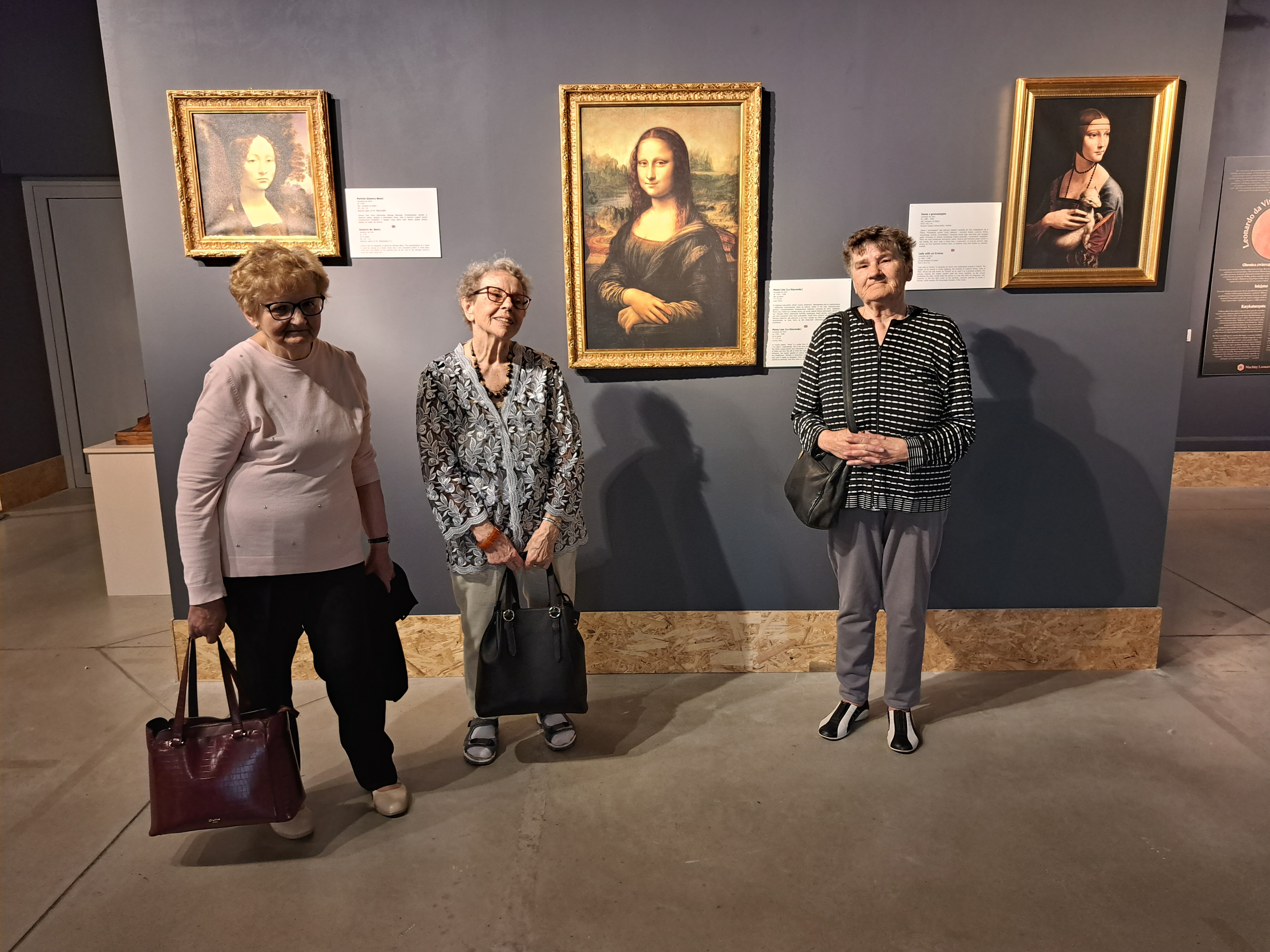 Trzy Seniorki pozują z replikami obrazów Leonarda da Vinci